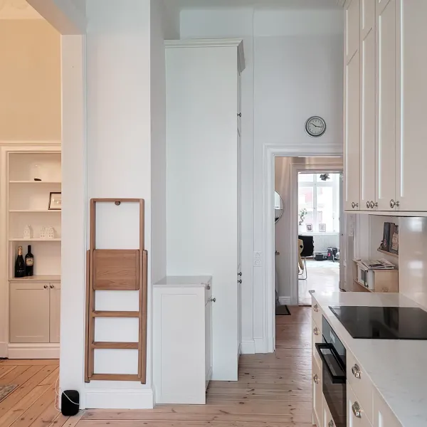 Genom att dölja kyl/frys och diskmaskin bakom matchande fronter, integreras de sömlöst med köksinredningen och skapar entt rent och modernt utseende.