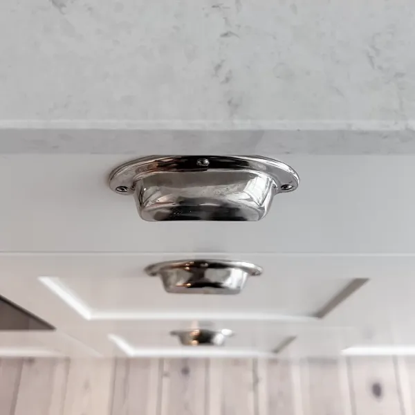 Skålhandtag, med sin bekväma ergonomi och stilrena design är ett populärt val av beslag som kombinerar både funktion och estetik.