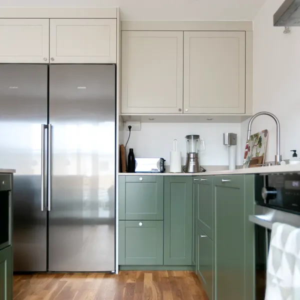 Tvåfärgat kök med köksö som kombinerar funktion och design