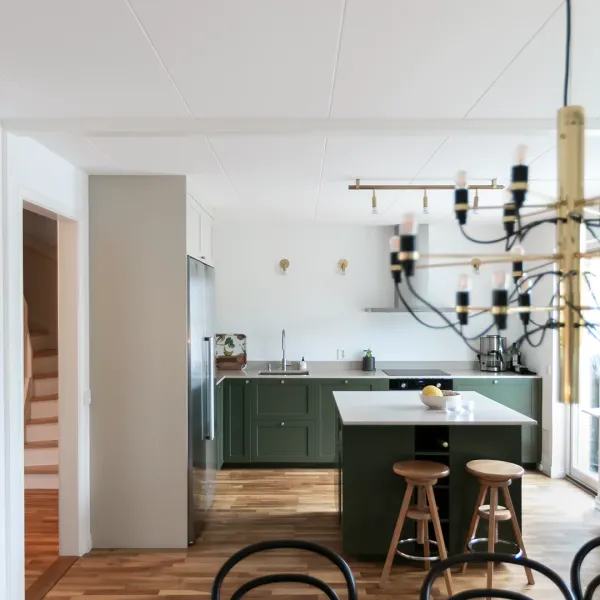 Tvåfärgat kök med köksö som kombinerar funktion och design