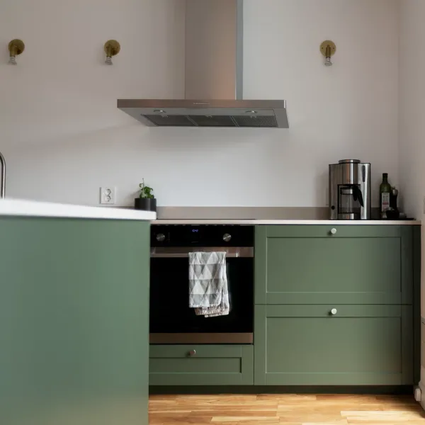 Tvåfärgat kök med köksö som kombinerar funktion och design