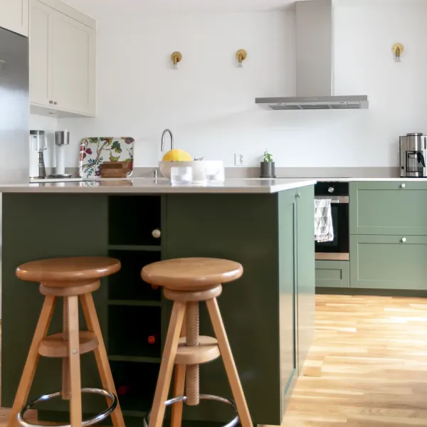 Tvåfärgat kök med köksö som kombinerar funktion och design