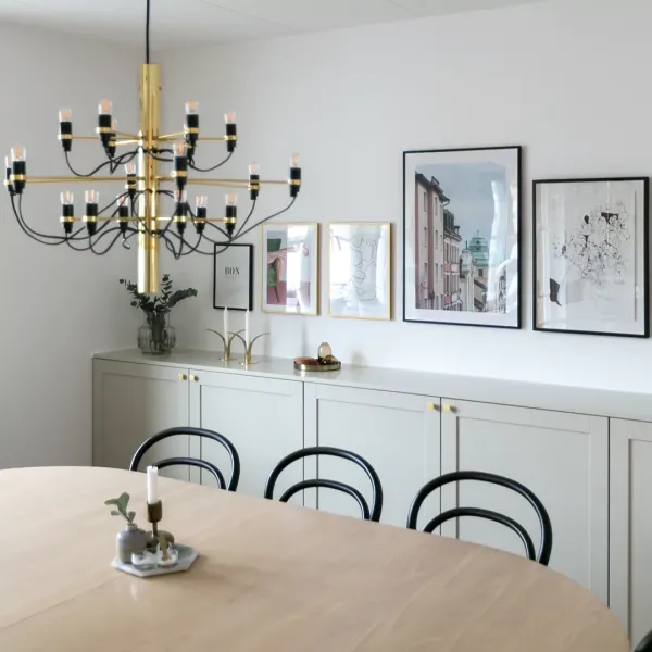 Platsbyggd skänk med toppskiva