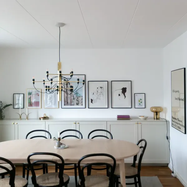 Platsbyggd skänk med toppskiva