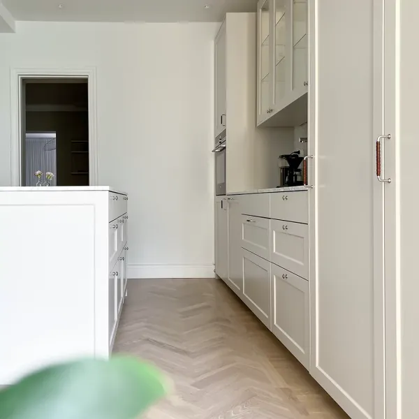 Köksö med lådfronter utökar kökets användning på ett smart och effektivt sätt.