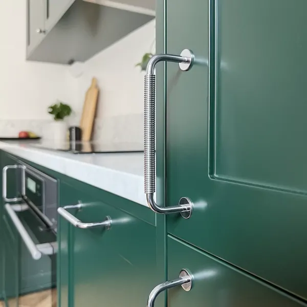 Färgstarkt kök som förenar klassisk och modern design