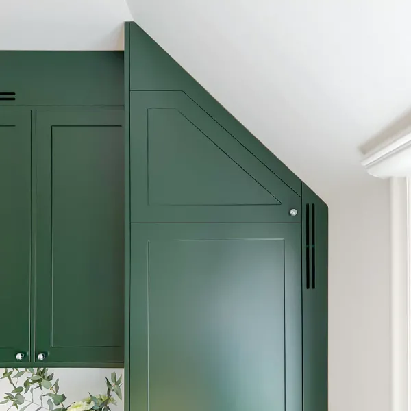 Färgstarkt kök som förenar klassisk och modern design