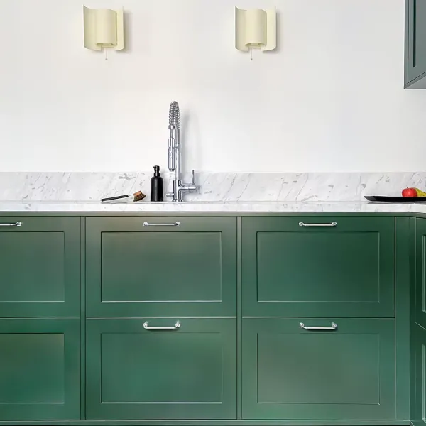 Färgstarkt kök som förenar klassisk och modern design