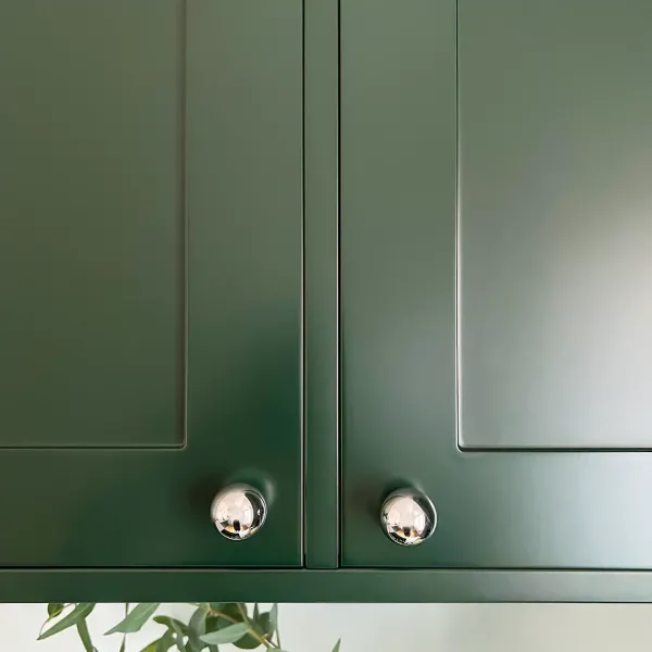Färgstarkt kök som förenar klassisk och modern design