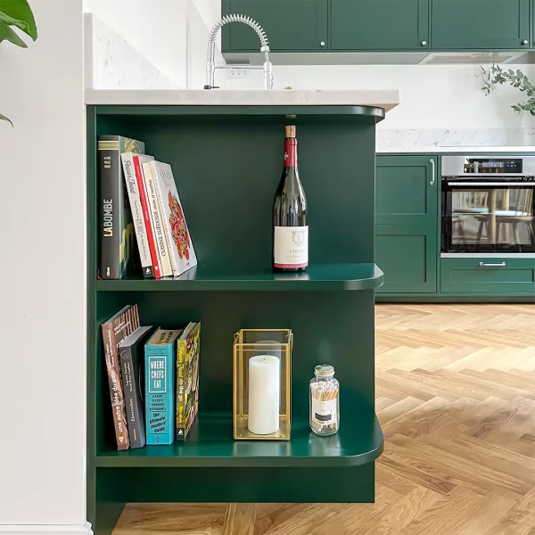 Färgstarkt kök som förenar klassisk och modern design