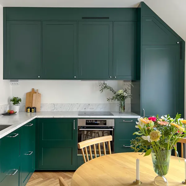Färgstarkt kök som förenar klassisk och modern design