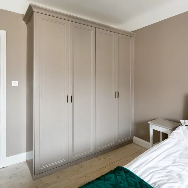 Platsbyggd garderob med elegant krönlist.
