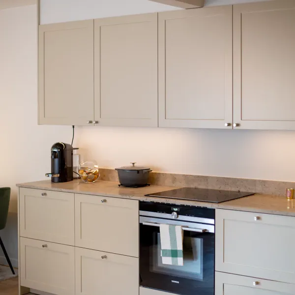 Integrerad spishäll ger ett enhetligt intryck som är enkelt att hålla rent.