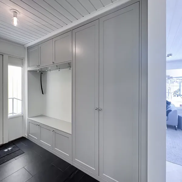 Platsbyggd hallgarderob med tillhörande sittdel