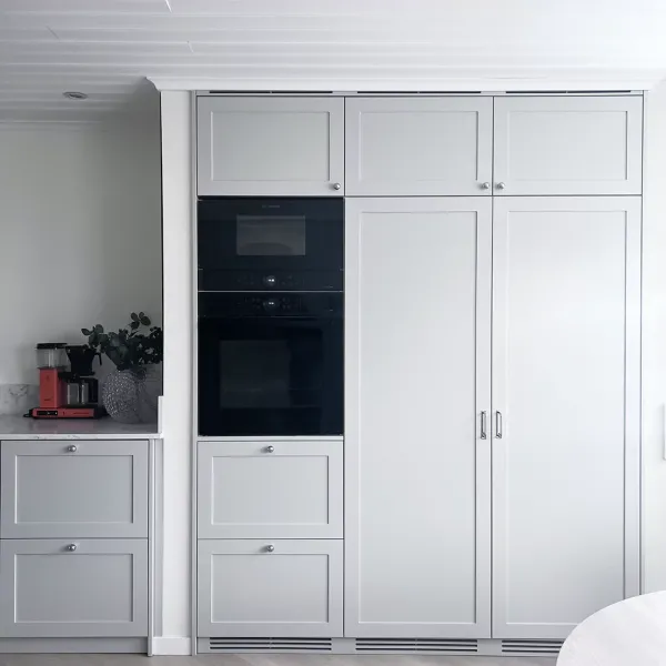 Integrerade vitvaror med över- och underliggande ventilation för att förebygga överhettning.