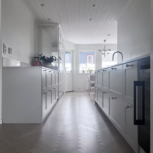 Stort kök med generöst arbetsutrymme.