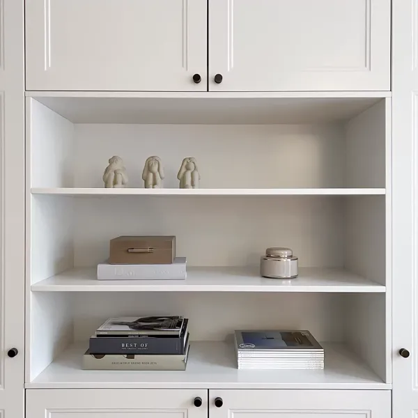 Elegant garderob med en centrerad öppen hylla