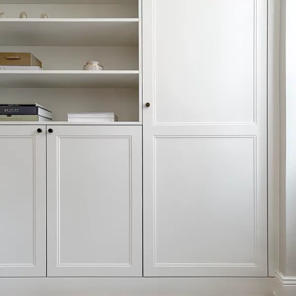 Elegant garderob med en centrerad öppen hylla