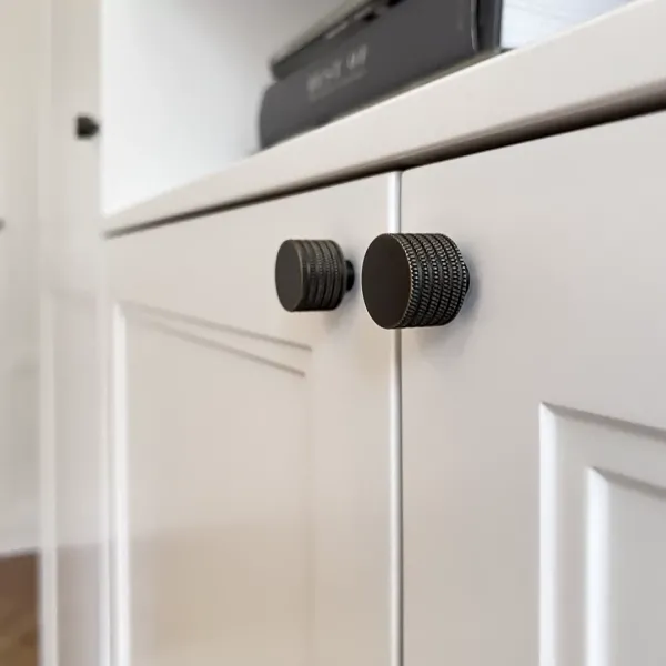 Elegant garderob med en centrerad öppen hylla