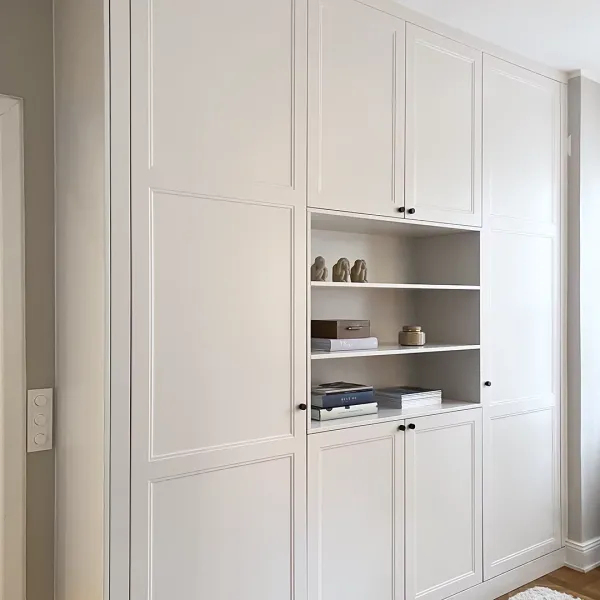 Elegant garderob med en centrerad öppen hylla