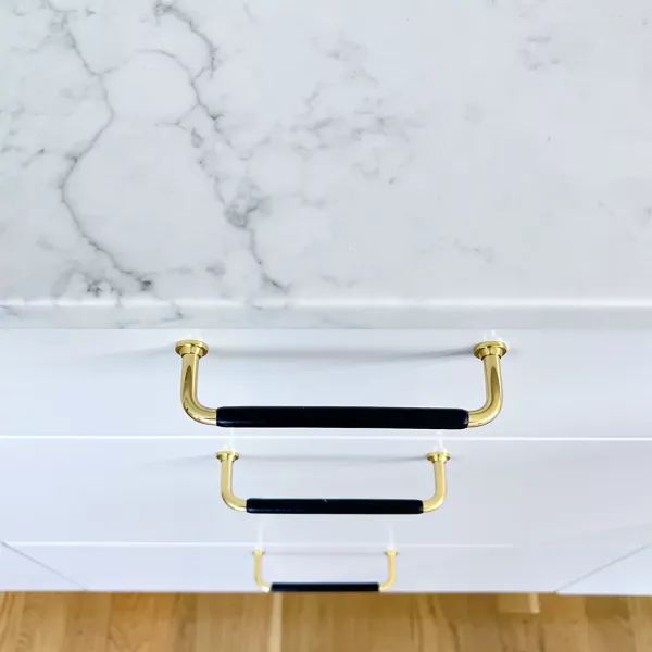Läderlindade mässinghandtag är en snygg detalj som kompletterar köket.&nbsp;
