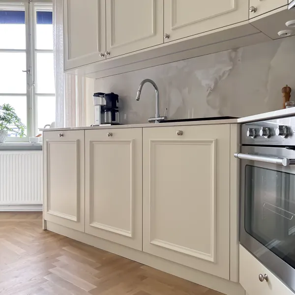 Tidlöst kök med specialdesignade fronter