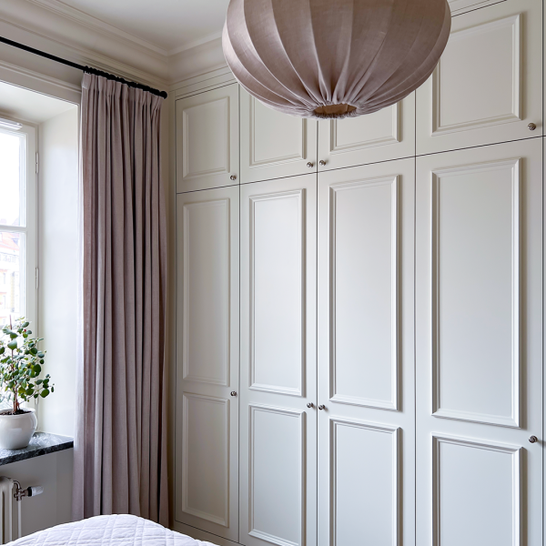 Platsbyggd garderob med specialtillverkade ramfronter