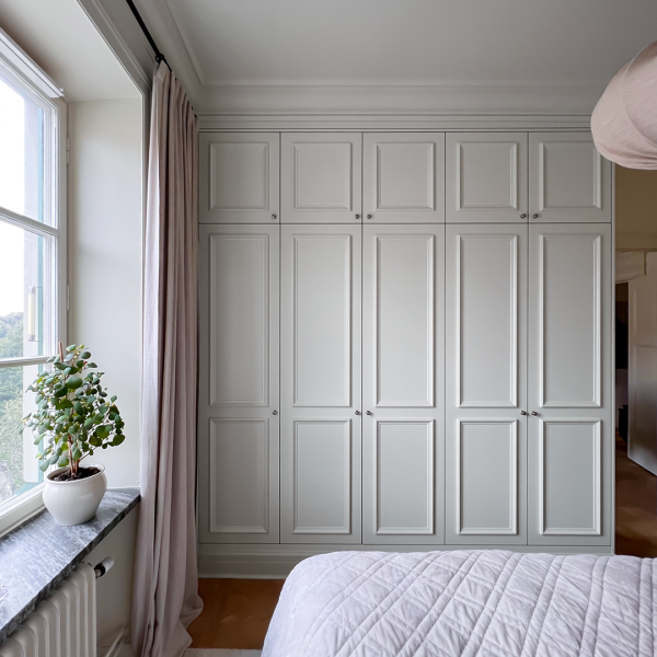 Platsbyggd garderob med specialtillverkade ramfronter