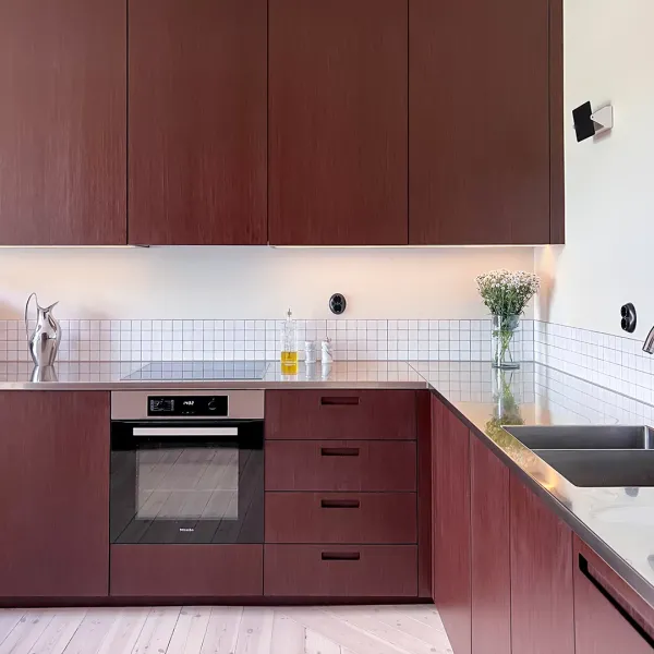 Att kombinera fronter med push-to-open funktion med greppfronter, ger en modern och avskalad design samtidigt som det optimerar öppning och stängning av varje front. 