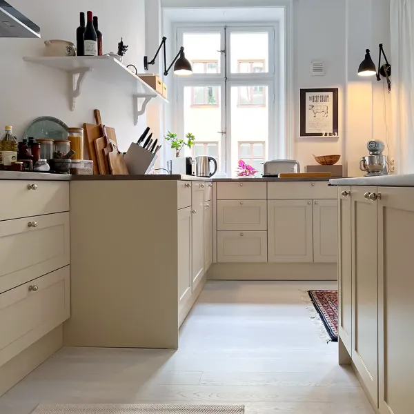 Varmt och luftigt kök med stor arbetsyta