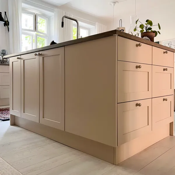 Varmt och luftigt kök med stor arbetsyta