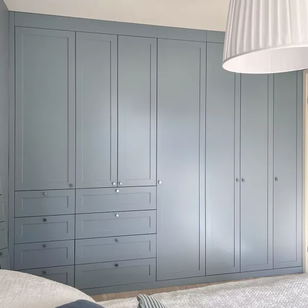 Genom att inkludera lådfronter har garderobens förvaringsmöjligheter utökats samtidigt som den fått en mer varierad och mångsidig design.
