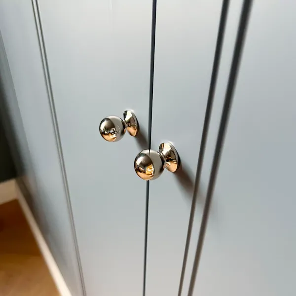 Tidlös djupblå garderobsvägg 